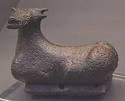 Pendentif en bronze avec taureau assis