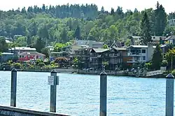Photographie en couleur de maisons au bord d'un fleuve