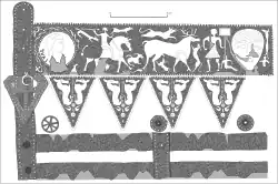 Reproduction de la scène de chasse avec au centre un cerf, quatre chiens, l'empereur à cheval, puis à sa gauche l'empereur sur une monnaie et à sa droite l'empereur avec un étendard et un captif à ses pieds. Une représentation de Gorgone se trouve à droite.