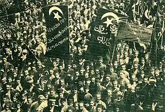 Manifestation, les drapeaux portent l'étoile et le croissant, avec des inscriptions en alphabets arabe et arménien.