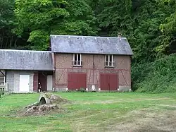 Dépendances du château - au premier plan, un accès au souterrain.