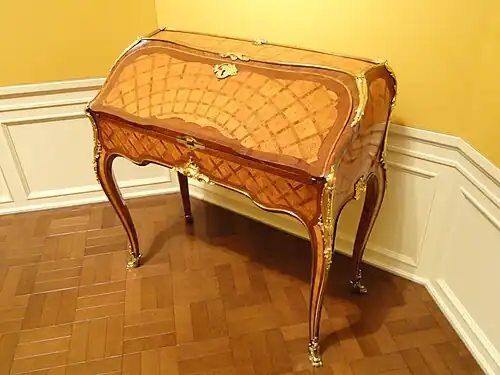 Secrétaire à pente Louis XV (vers 1750) par Bernard II Van Riesen Burgh, Kansas City, musée d'art Nelson-Atkins.