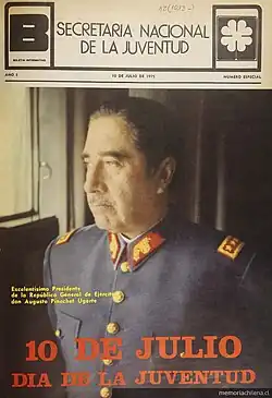 Couverture d'un magazine de propagande chilien, avec la photo d'un homme d'âge mur en costume militaire bleu, cheveux courts, légère moustache, regard dirigé vers une fenêtre.