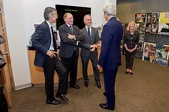 Le secrétaire d'état John Kerry avec les médecins qui l'ont soigné aux HUG après un accident en 2015.