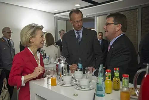 Friedrich Merz avec Ash Carter et Ursula von der Leyen en 2015.