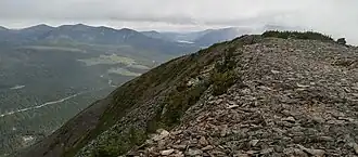 Vue depuis le sommet sud du mont Hog's Back avec le mont Vallières-de-Saint-Réal en arrière-plan.