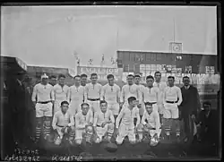Sarrade, assis et 4e à gauche, au stade de Colombes avec la Section paloise, le 7 octobre 1928.
