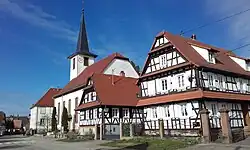Rue des Églises avec l'église réformée.