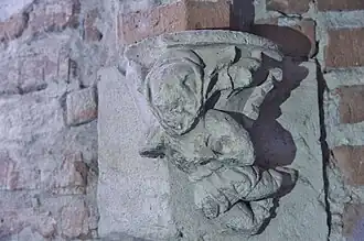 Culot sculpté de la tour