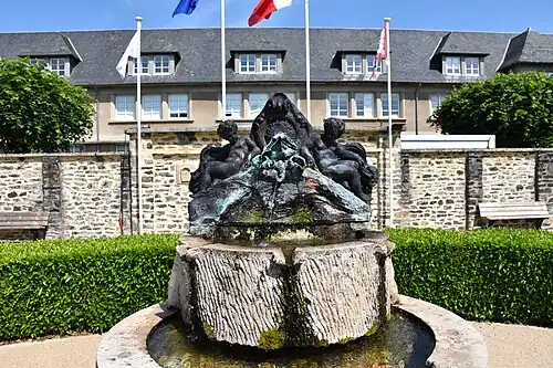 La fontaine de la place de la mairie.