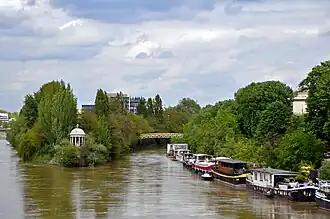 La Seine sous la passerelle de Neuilly menant au temple de l'Amour, vue depuis le pont de Neuilly.