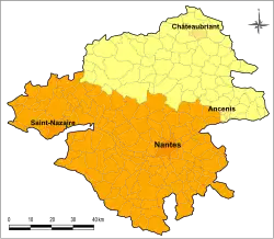 Carte des risque sismiques du département de la Loire-Atlantique ; la moitié nord est en jaune et la moitié sud en orange