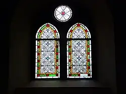 Photo couleur de deux verrières d'une église, de forme ogivale.