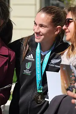 Description de l'image Selica Winiata posing for photo with fans.jpg.