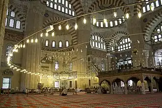 Intérieur de la mosquée Selimiye, vue au niveau du sol