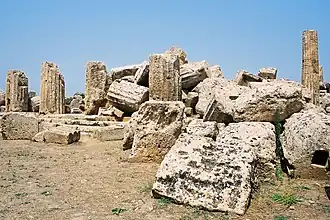 Colonnes cannelées du temple F.