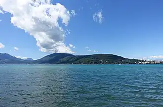 Le Semnoz vu depuis Annecy-le-Vieux de l'autre côté du lac d'Annecy au nord-nord-est.