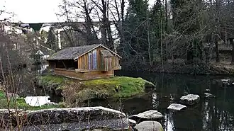 Le bateau-lavoir du Saussis et le viaduc ferroviaire.