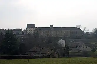 Vue du prieuré Saint-Hugues (XVIIIe&nbsp;siècle), contre la collégiale Saint-Hilaire.