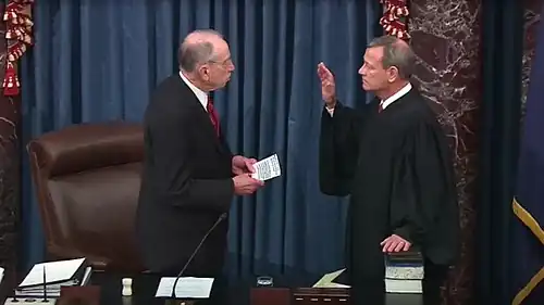 Le sénateur Chuck Grassley, président pro tempore du Sénat, administrant la prestation de serment du président de la Cour suprême John Roberts.