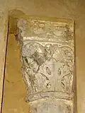 Croisillon sud, chapiteau roman engagé dans le mur.