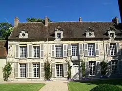 L'hôtel Germain du XVIIe&nbsp;siècle, place Gérard-de-Nerval, est entouré d'un vaste jardin et dispose de plusieurs annexes.