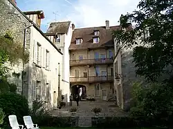 Cour intérieure de l'hôtel de l'Ange, ancienne poste à chevaux dans la rue Vieille de Paris.
