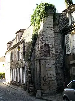 Vestige de la « fausse porte Saint-Rieul », rue de Villevert, percée au Moyen Âge.