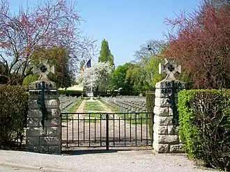 L'entrée de la nécropole nationale, rue Yves Carlier.