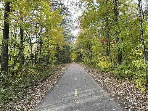 La piste cyclable longeant l'avenue de Buckingham (R-315), sur la rive est de la rivière du Lièvre.
