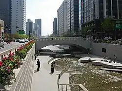 La Cheonggyecheon à Séoul, à la suite de la démolition du viaduc autoroutier en 2005.