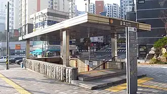 Accès n°4 à la station, en 2018.