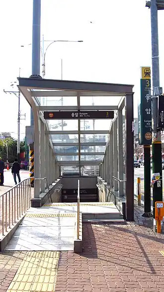 Une bouche d'accès à la station.