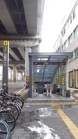 Une bouche d'accès à la station.