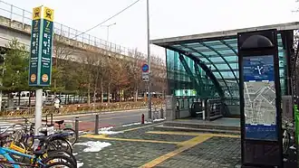 Une bouche d'accès à la station.