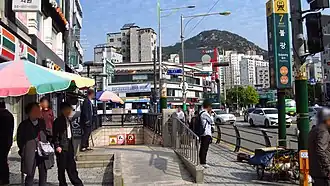 Une bouche d'accès à la station.