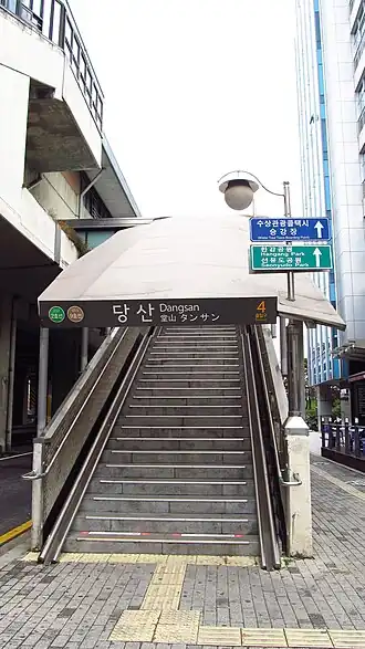 Un des treize accès à la station.