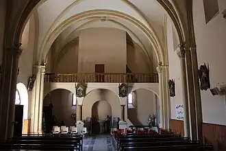 La nef côté clocher-mur