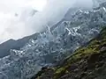Vue rapprochée des séracs et crevasses du glacier des Bossons dans sa langue terminale en France.