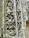 Frise de pampres dans une voussure du portail.