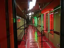 Signalétique lumineuse des portes utilisables (vert) ou non (rouge) à certains stations.