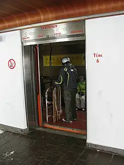 Porte palière à Parkplatz, avant rénovation.