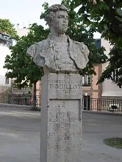 Le monument au sergent Jules Bobillot.