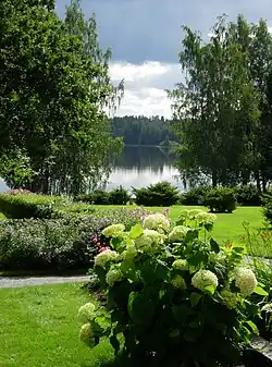 Le jardin des musées et le lac Melasjärvi.