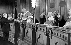 Photographie en noir et blanc de la remise du premier certificat de citoyenneté à Mackenzie King