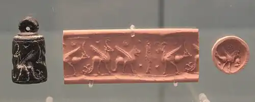 Sceau cylindre et cachet figurant des poissons et des monstres. VIIIe&nbsp;– VIIe&nbsp;siècle av. J.-C. British Museum.