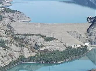 Le barrage de Serre-Ponçon avec le serre Ponçon à ses pieds.
