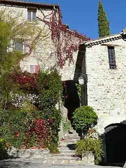 Accès de la place des Mounines à partir de la place de l'Auche.