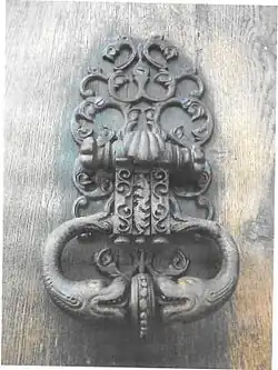 Le heurtoir de l'entrée principale