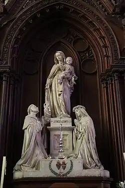 Retable du transept nord ; groupe sculpté de Jean-Marie Valentin : "Donation du Rosaire à saint Dominique et sainte Catherine de Sienne".